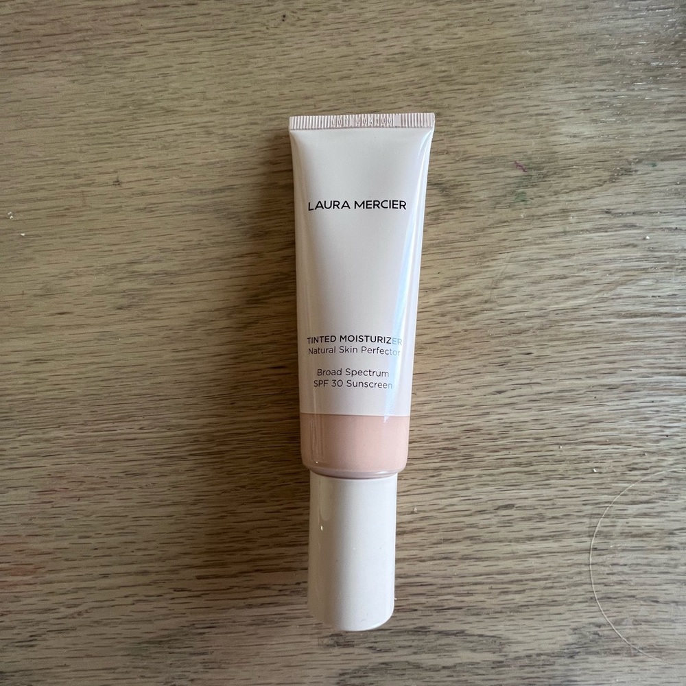 Laura Mercier Tinted Moisturizer Light Revealer Skin Illuminator 1W1 Porcelain - Picture 3 of 8